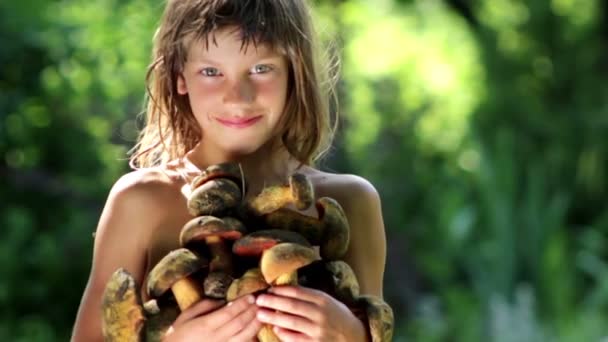 Niño con un montón de setas del bosque — Vídeos de Stock