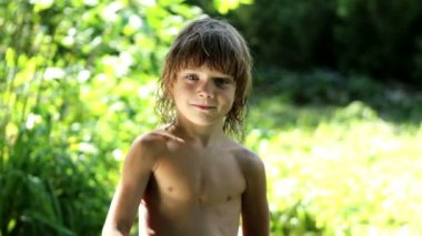 Başparmak gösteren çocuk