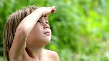 Çocuk gökyüzüne, gökyüzüne yakın takibe çocuk gibi.