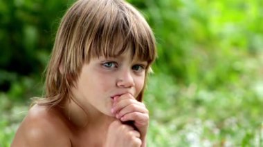 üzgün küçük bir çocuk, küçük çocuk eğlence arayan kamera, duygular, hüzün