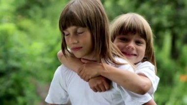 iki erkek, iki kardeş, iki arkadaş