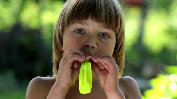 Jungen blasen die Luftballons auf — Stockvideo