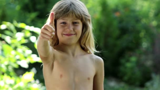 A fiú felemeli a hüvelykujját — Stock videók