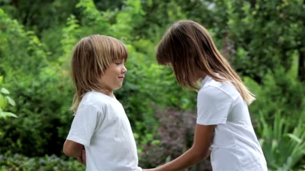 Schimpft der jüngere Bruder, die Mutter schimpft auf den Sohn — Stockvideo