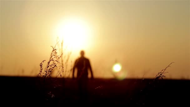 日出的人的轮廓。自由的概念。和谐理念. — 图库视频影像