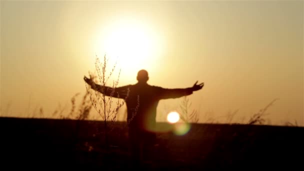 Силуэт человека на восходе солнца. Понятие свободы. Концепция гармонии . — стоковое видео
