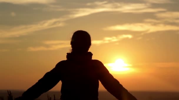 Mulher ao nascer do sol, silhueta menina ao amanhecer — Vídeo de Stock