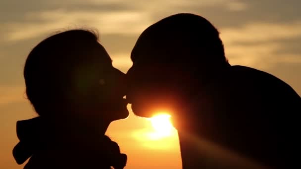 Мальчик и девочка целуются на рассвете (крупным планом) ) — стоковое видео