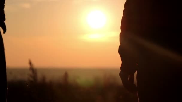 Groeten handen bij dageraad (close-up), handen bij zonsopgang — Stockvideo