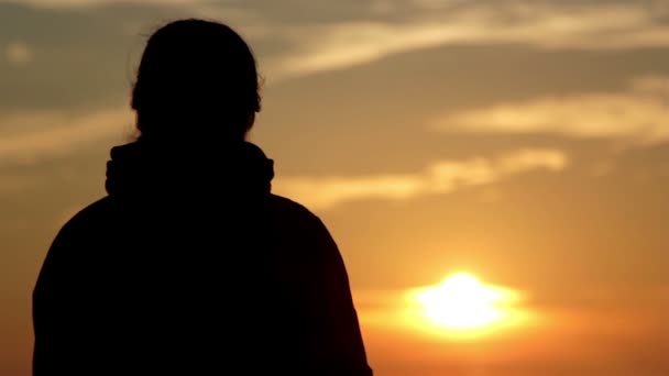 Mujer al amanecer, silueta de niña al amanecer — Vídeos de Stock