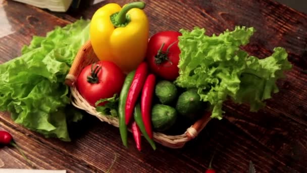 Legumes frescos em preto, vegetal ainda vida , — Vídeo de Stock