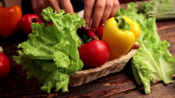 Legumes frescos em preto, vegetal ainda vida , — Vídeo de Stock