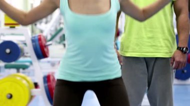 spor salonunda egzersiz genç kadın