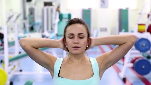 Günlük spor salonu iş rutin genç kadınlar için — Stok video