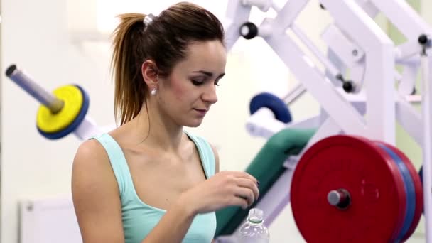 Gym werk uit, water pauze, jonge vrouw — Stockvideo