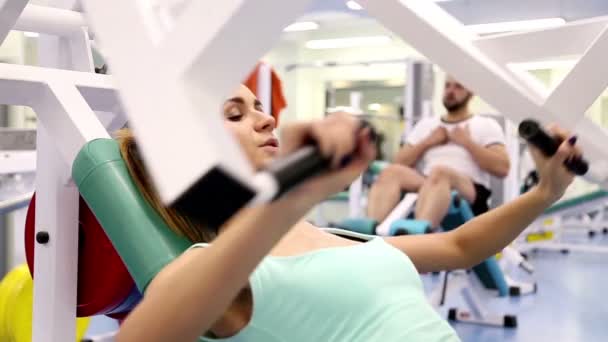 Rutina diaria del entrenamiento del gimnasio para las mujeres jóvenes — Vídeo de stock