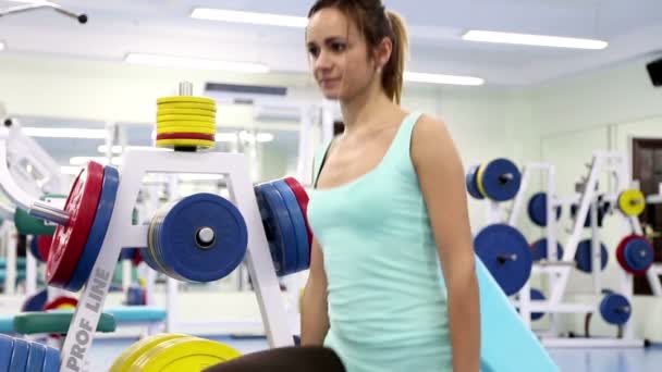 Spor salonunda egzersiz genç kadın — Stok video