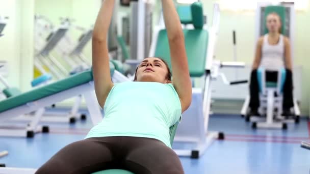 Dagelijkse sportschool uit routine te werken voor jonge vrouwen — Stockvideo