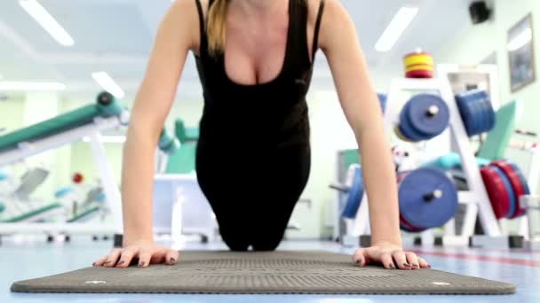 Daily Gym Work Out Routine- Young Woman, close-up — Stock Video