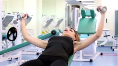 Her gün spor salonu iş rutin genç kadın, yakın çekim