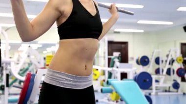 spor salonunda egzersiz genç kadın