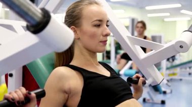 spor salonunda egzersiz genç kadın