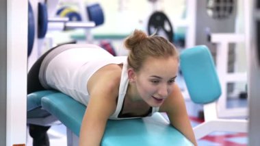 bir spor salonunda egzersiz genç güzellik kadın