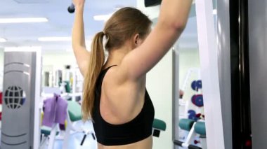 günlük spor salonu iş rutin genç kadın