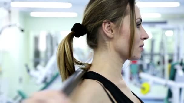 Gimnasio diario Ejercicio Rutina - Mujer joven, primer plano — Vídeos de Stock