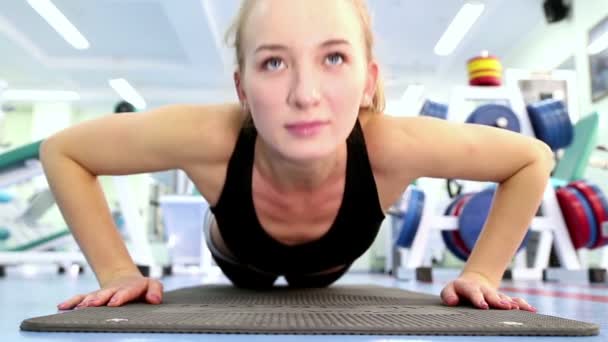 Fitnessstudio-Alltag für junge Frauen — Stockvideo