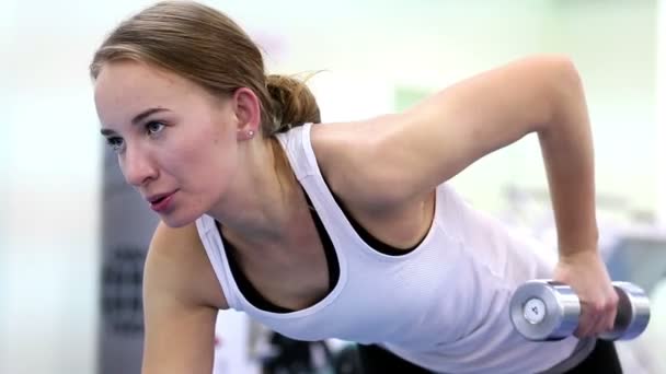 Entrenamiento en el gimnasio, Jovencita, De cerca — Vídeos de Stock