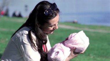 genç anne bebeğini park veya Bahçe holding