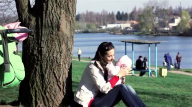 genç anne bebeğini park veya Bahçe holding