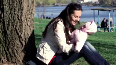 genç anne bebeğini park veya Bahçe holding