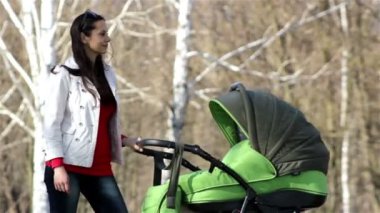 genç anne bebeğini park veya Bahçe holding