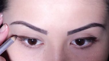 makyaj aynası, tam yüz, bulanık background.beautiful genç kızın önünde genç bir kadın makeup.young kadın ayna ve makyaj fırçası ile yapıyor.