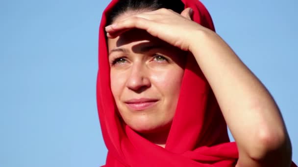Porträt eines schönen jungen Mädchens mit rotem Schal — Stockvideo