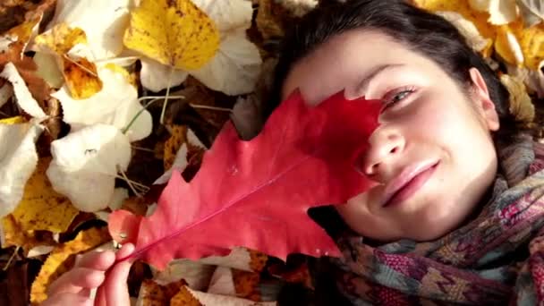 Portrait of a beautiful girl in the autumn forest (close-up) — Stock Video