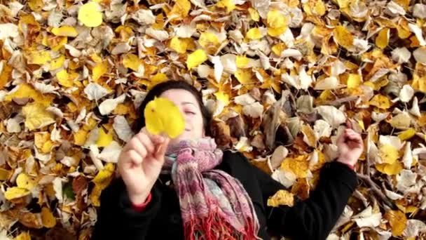 Retrato de uma menina bonita na floresta de outono — Vídeo de Stock