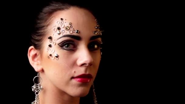 Portret piękna dziewczyna makijaż, tatuazy — Wideo stockowe
