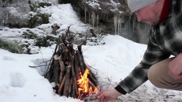 Los turistas viajan en invierno — Vídeos de Stock