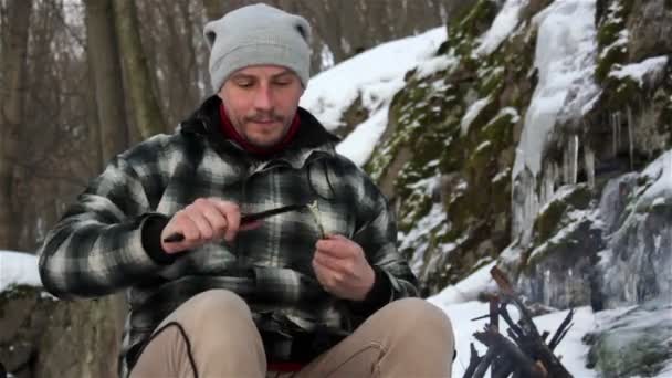 Les touristes voyagent en hiver - portrait — Video