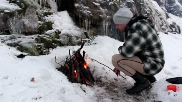 Turistler seyahat kış - portre — Stok video