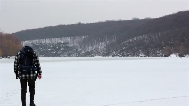 Turisté cestovat v zimě — Stock video