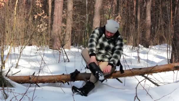 Turistas viajam no inverno — Vídeo de Stock