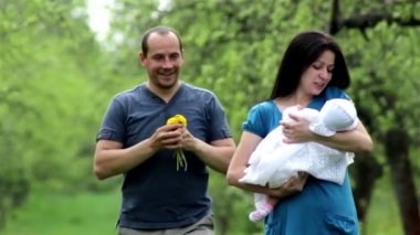 mutlu anne çocuk parkı ile gülüyor