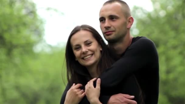 Pareja enamorada abrazándose en un parque — Vídeos de Stock