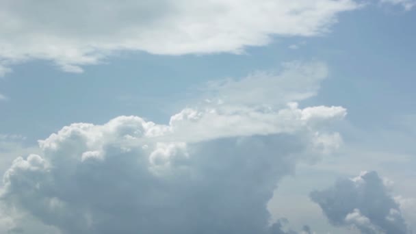 Rennende Wolken, schöne Regenwolken — Stockvideo