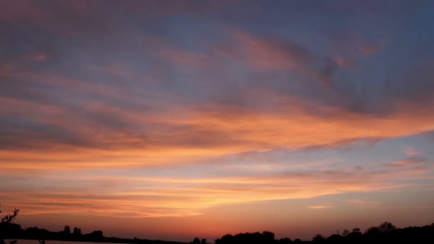Racing wolken bij zonsondergang — Stockvideo