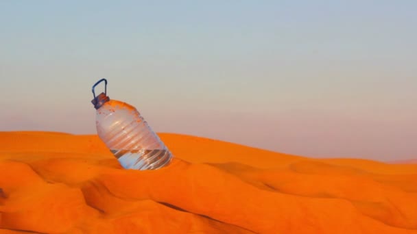 Agua en la arena del desierto — Vídeos de Stock